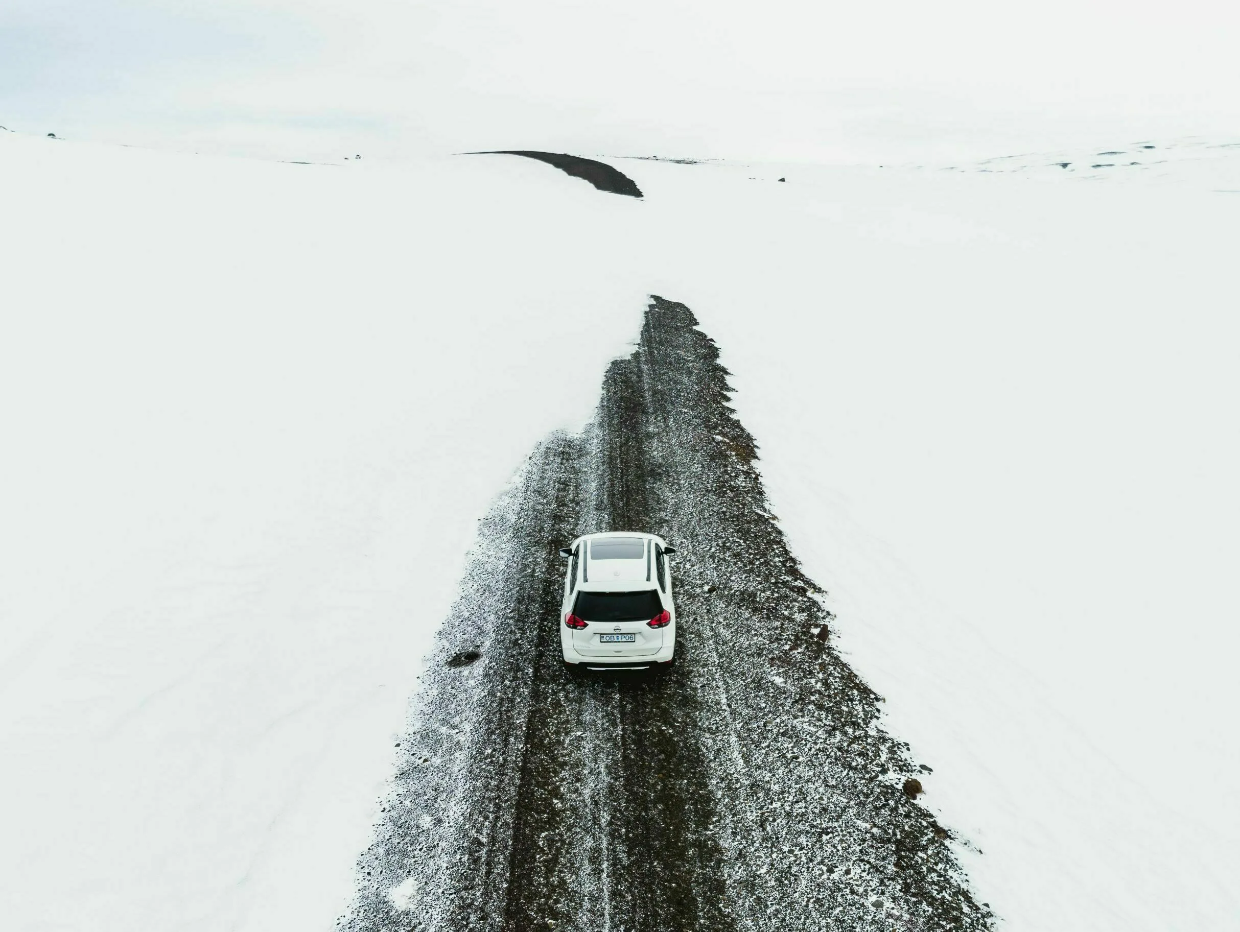 Straße mit Schnee in Westisland im Winter