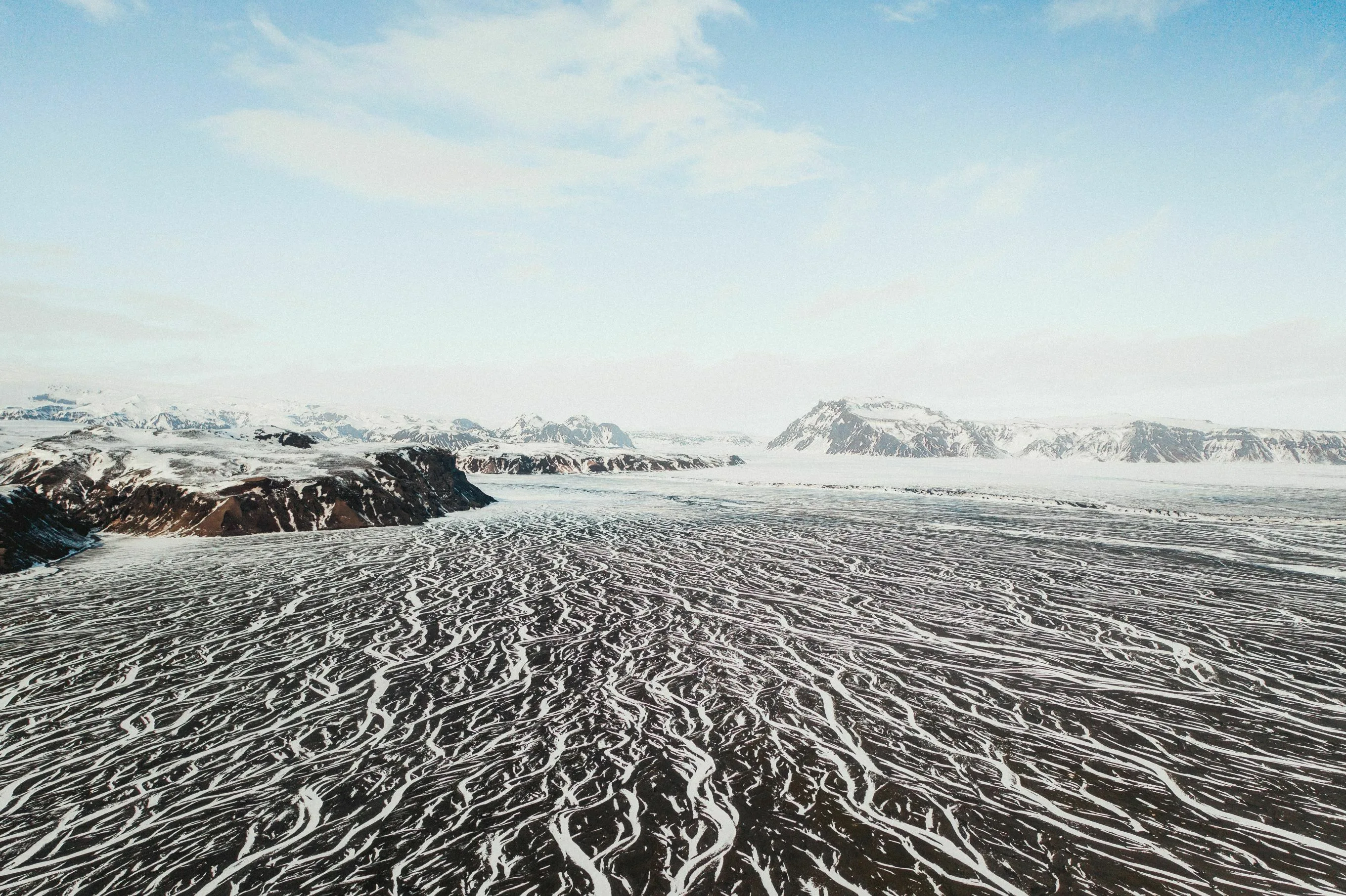 Südisland Múlakvísl Gletscherfluss , verzweigtes Flusssystem in weißen Liniennetzt vom Gletscher bedeckten Land im Hintergrund über den schwarzen Strand