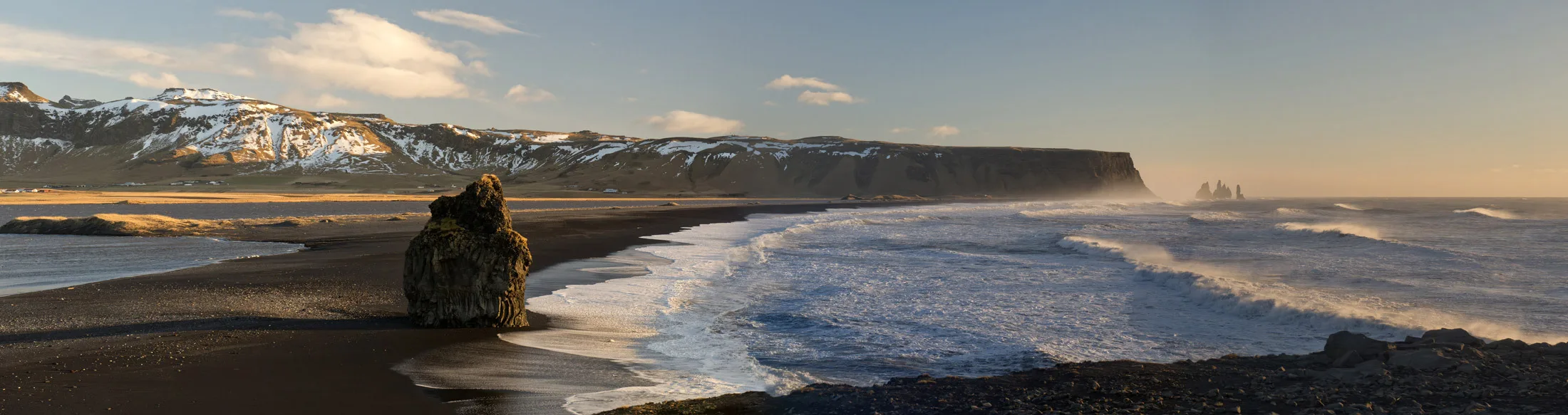 langgezogener Strand in Südisland bei Reynisfjara
