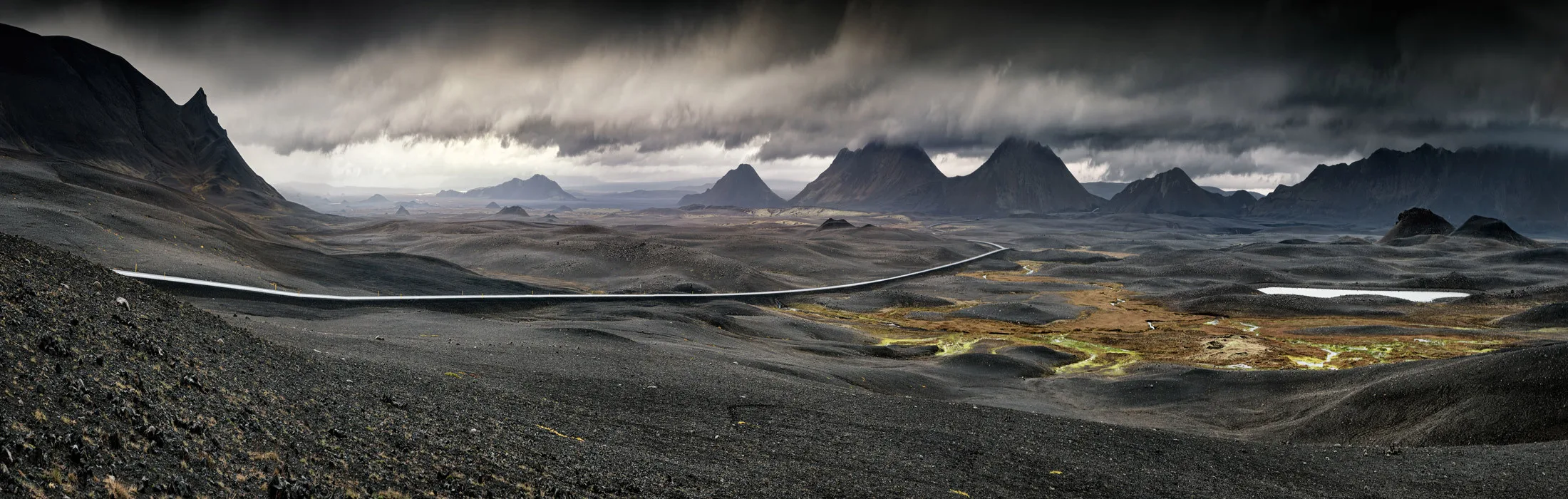 Eine STraße, die durch das mystische Hochland von Island führt