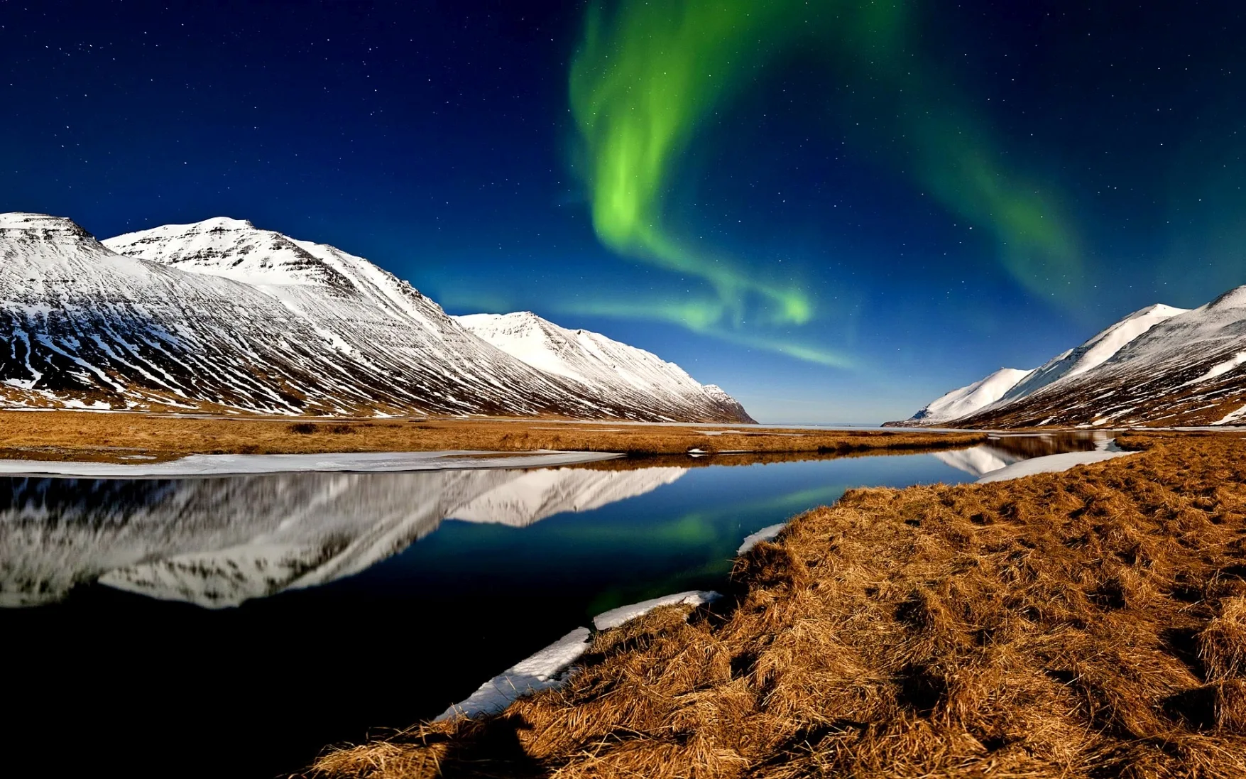 Nordlichter über Hedinsfjördur in Nordisland